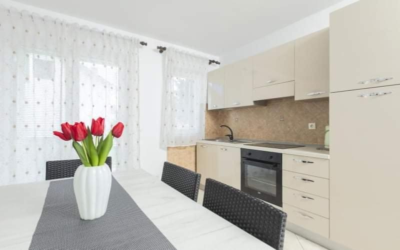 Apartments Ljubica Тиват Экстерьер фото